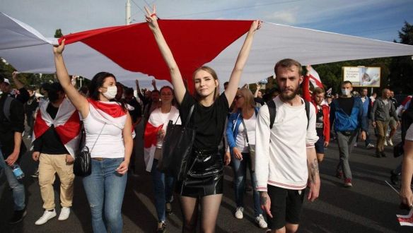 Ötödik hete tüntetnek Lukasenka ellen, aki hétfőn Putyinnal tárgyal