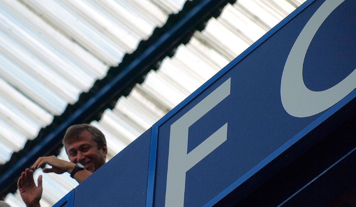 Roman Abramovics, a Chelsea tulajdonosa nézi meg az általa tulajdonolt csapatának egyik meccsét még 2008-ban.