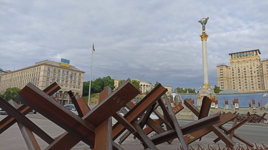Kijevben csend van, és megnéztük a „kistesóját”, a hősök városát, amely megvédte