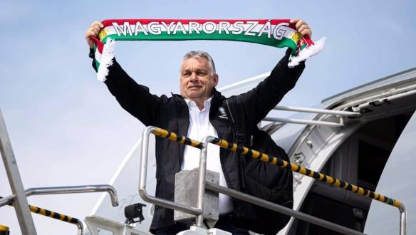 Orbán Viktor az olasz neofasiszták vezetőjével vacsorázik a német-magyar meccs helyett