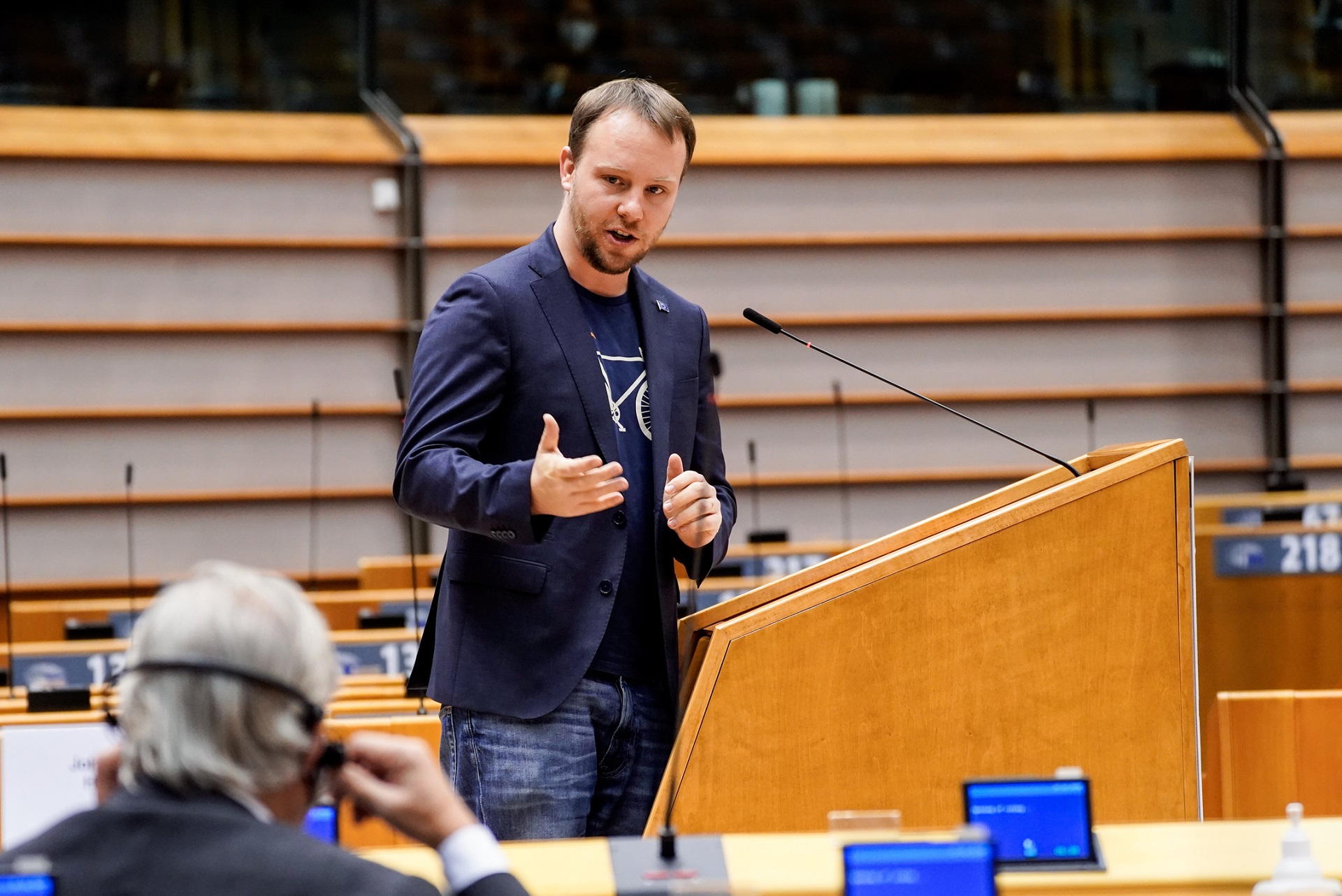 Daniel Freund, a német Zöldek EP-képviselője viszi az Etikai Szervezet ügyét az Európai Parlament Alkotmányügyi Bizottságában.