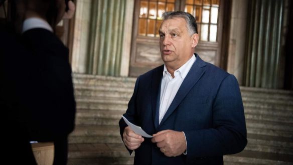 Boldog karácsonyt: oltási tervet rak a fa alá Orbán Viktor