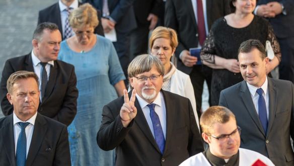 Lehet politikai pedofíliának nevezni a győri polgármester éremosztó akcióját