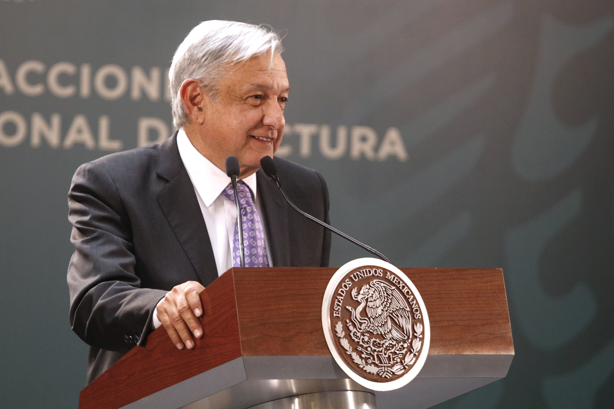 Andrés Manuel López Obrador, Mexikói jelenlegi elnöke. Hosszú neve miatt gyakran csak AMLO-nak nevezik. Obrador elődjeihez képest másképp állna hozzá a drogkartellekhez.
