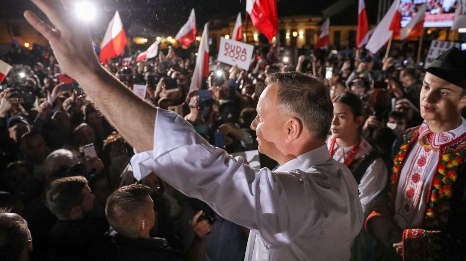 Exit poll: a kormánypárti jelölt nyert, de az ellenzék is reménykedhet a lengyel elnökválasztás első köre után