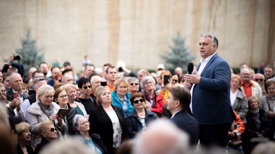 Székre állva kampányolt Orbán Viktor Egerben. És gyanús, hogy Makón is