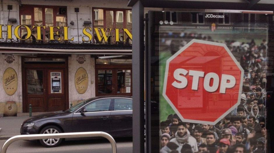 Abdeslam budapesti szállása elé plakátolt a kormány 