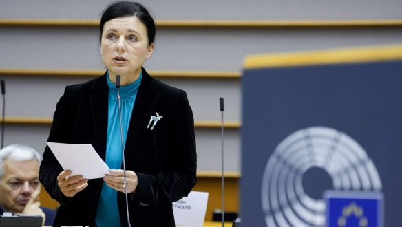 Věra Jourová nem lepődött meg azon, hogy a magyar közmédiában politikai utasításokat kapnak az újságírók