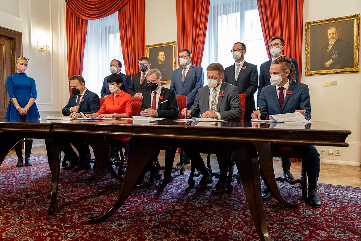 Az ötpárti koalíció (jelenleg pedig a cseh kormány) megállapodásának aláírása a pártvezetőkkel.