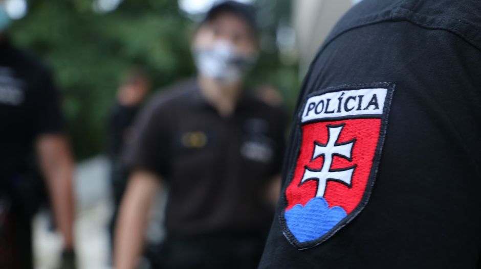 Pénzzel, mobiltelefonokkal és drága tévével fizették le a rendőrség belső ellenőrzésének korábbi vezetőjét Szlovákiában