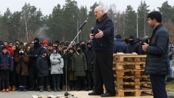 Váratlanul meglátogatta Lukasenka a lengyel határnál veszteglő menekülteket