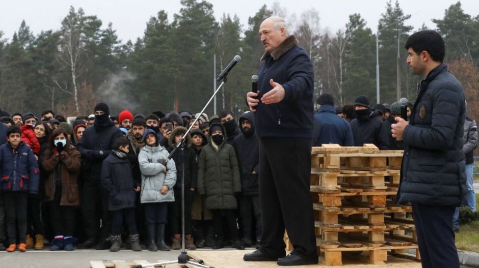 Váratlanul meglátogatta Lukasenka a lengyel határnál veszteglő menekülteket