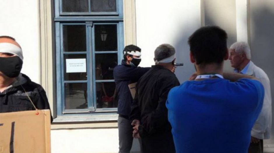 Eljárás indult a férfi ellen, akinek a fejéhez gázpisztolyt tartottak Dobrev egri utcafórumán