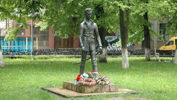 Petőfi szobrának képét manipulálva hívják harcba a kárpátaljai magyarokat Ukrajnában