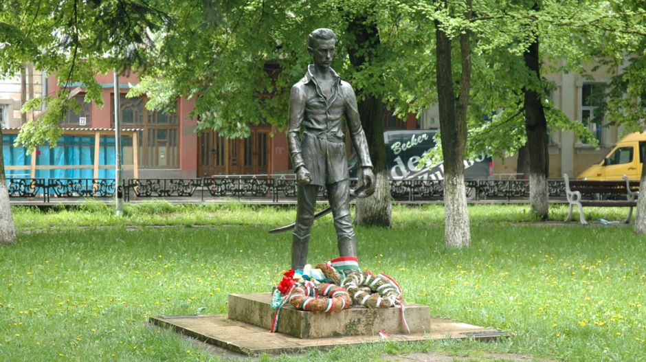 Petőfi szobrának képét manipulálva hívják harcba a kárpátaljai magyarokat Ukrajnában