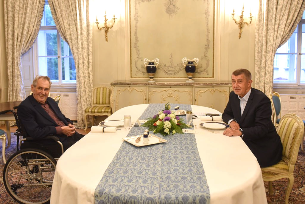 Miloš Zeman cseh elnök és Andrej Babiš miniszterelnök egyeztetnek a Lány-i elnöki rezidencián 2021. szeptember 27-én.
