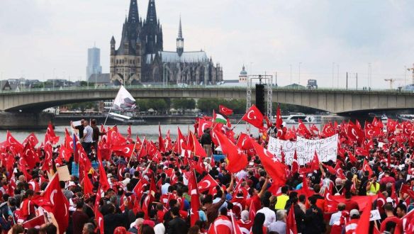 Erdoğan megparancsolta a németországi törököknek, ne szavazzanak Merkelre