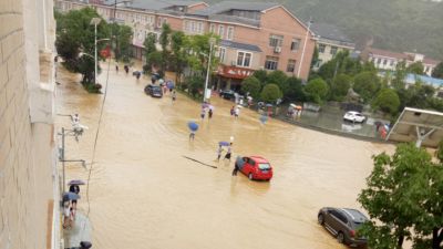 Vízben áll a metró, úsznak az autók, robban a gyár: ilyen az áradás Kínában