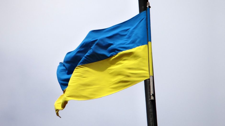 30 ezer rubelre büntettek egy moszkvai lakost egy sárga-kék sapka miatt
