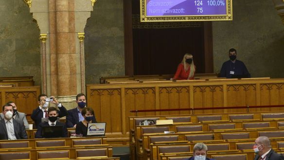A Fidesz demokrácia-problémákat lát a képviselők kötelező oltásában, az ellenzék diszkréten nem foglalt állást