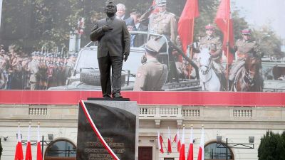 Mit szólnak a lengyelek Kaczyński hétméteres szobrához?