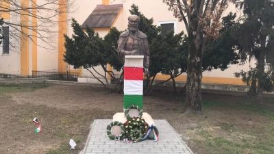 Nagyon megsértődött a sárvári fideszes önkormányzat a helyesírási hibás Batthyány szobor miatt