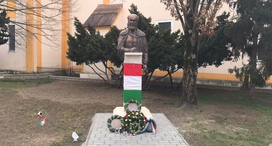 Nagyon megsértődött a sárvári fideszes önkormányzat a helyesírási hibás Batthyány szobor miatt