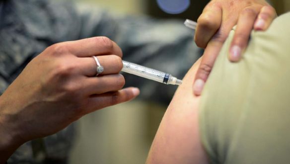 Embereken kezdik tesztelni a német koronavírus-vakcinát