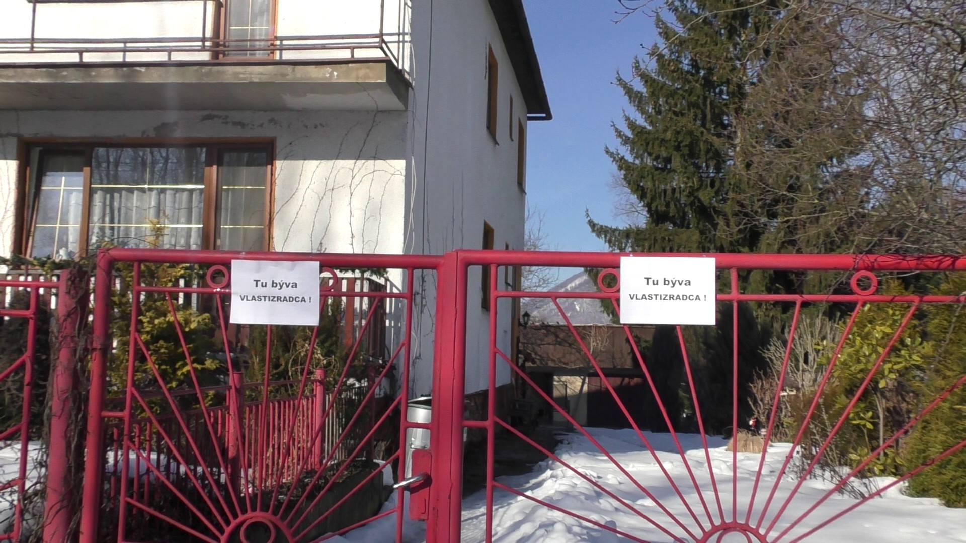 Itt egy hazaáruló lakik – áll a feliraton. Több szlovák parlamenti képviselő lakásánál megjelentek az ehhez hasonló feliratok.