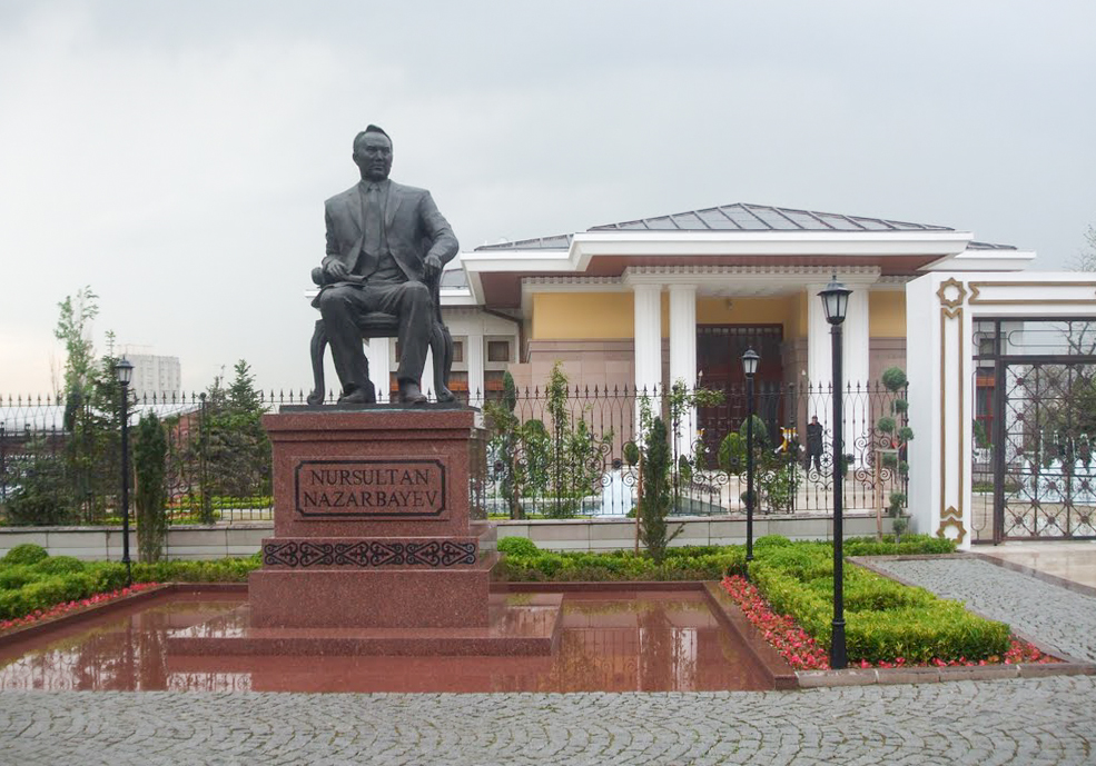 Nazarbajev szobra a róla elnevezett téren – nem lehet csak úgy lelépni a trónról?