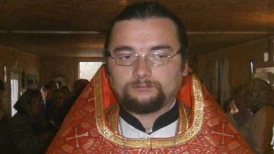 Keresztet magasba tartó ortodox papot lőttek le az oroszok Ukrajnában