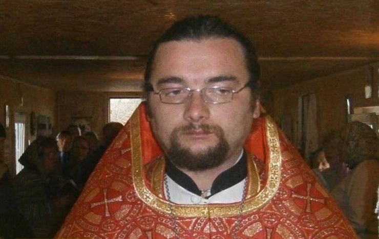 Keresztet magasba tartó ortodox papot lőttek le az oroszok Ukrajnában