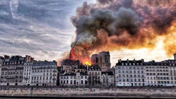 Videón mutatjuk, hogy ég a párizsi Notre-Dame 