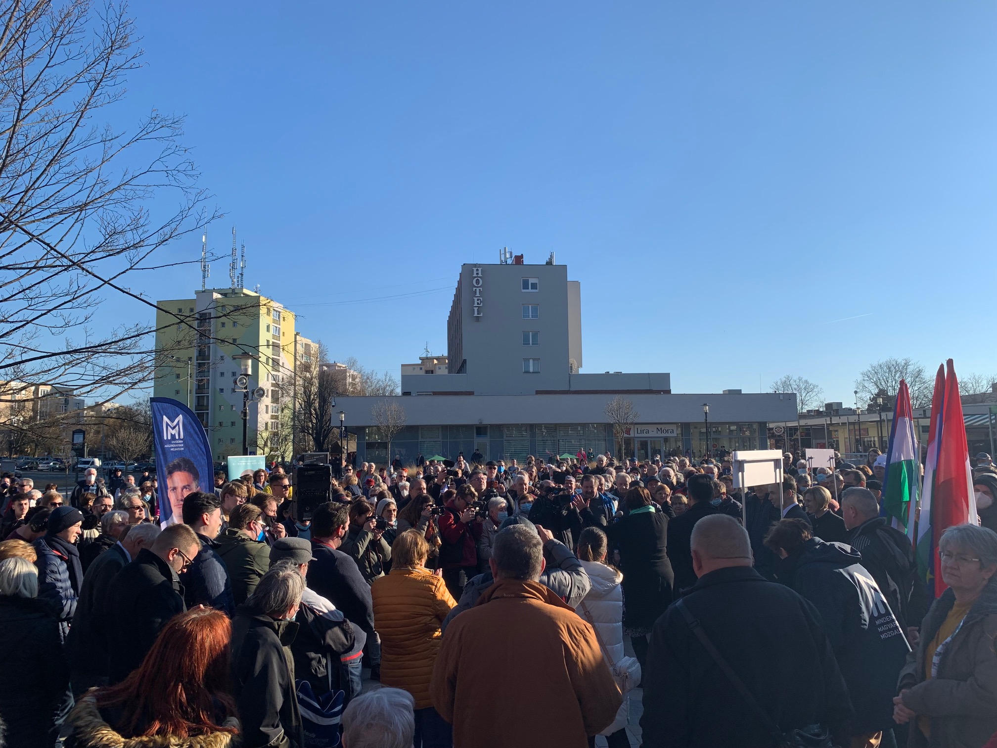 Tatabányán többen is meglepődtek a közönség méretén: elmondásuk szerint bár ez egy ellenzéki város, nem érdeklődnek nagyon politikusok iránt.