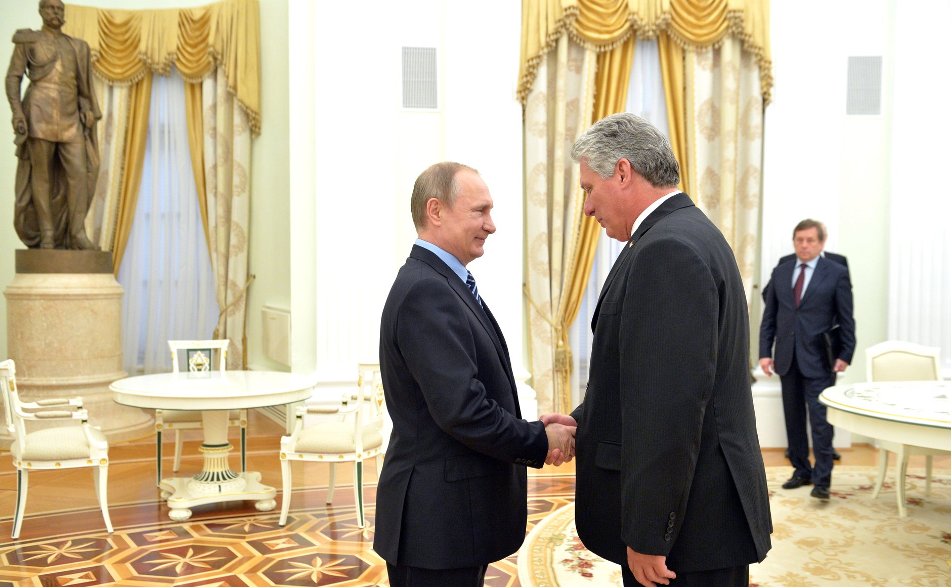 Miguel Diaz-Canel kubai elnök és Vlagyimir Putyin orosz elnök