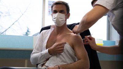 Már meg is kezdődött a beoltatlanok felfüggesztése a francia egészségügyben