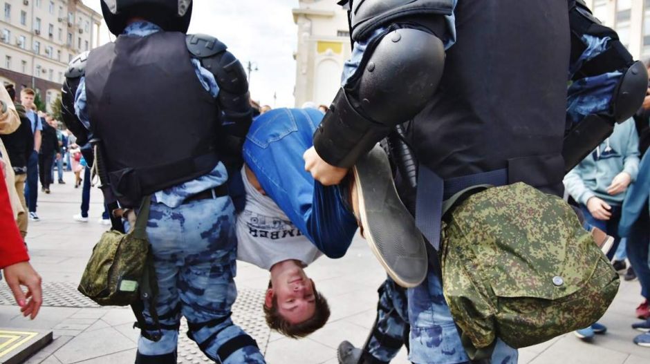 „Lehet, hogy az orosz rendőrök eltörik a karodat, de legalább nem lőnek fejbe úgy, mint Amerikában”
