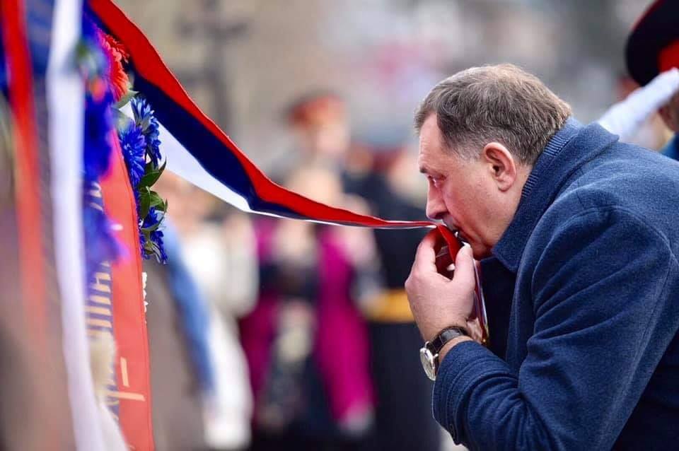 A Republika Srpska elnöke, a nacionalista Milorad Dodik csókolja meg a terület zászlaját. Dodik mindig is a terület elszakadása mellett kampányolt.