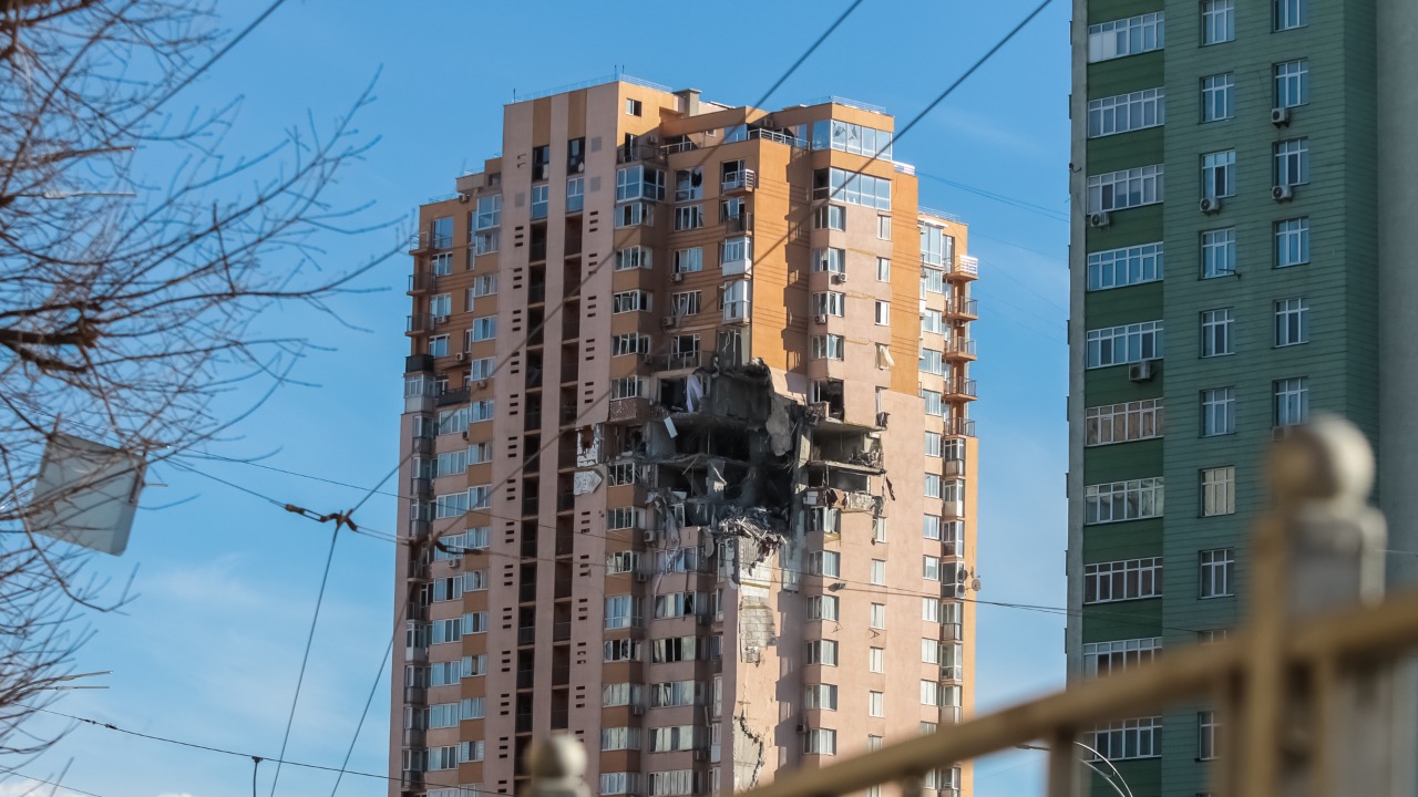 Orosz rakétatámadás következtében megrongálódott lakóépület Kijevben még február 26-án.