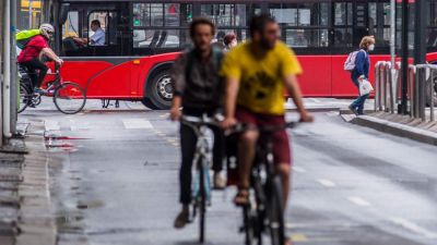 Hamarosan biciklivel lehet metrózni Budapesten, buszsávot kap a Hegyalja út
