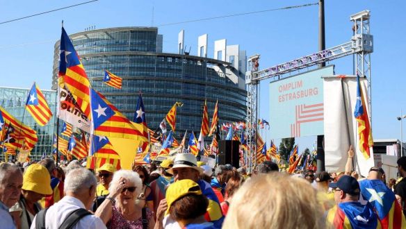 Megmutatták a katalánok, hogyan kell tüntetni az Európai Parlament előtt