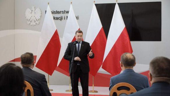 Lengyel oktatásügyi miniszter: le kéne másolnunk a magyar pedofiltörvényt