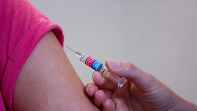 Decemberben koronavírus-vakcinával lephetik meg a britek a világot