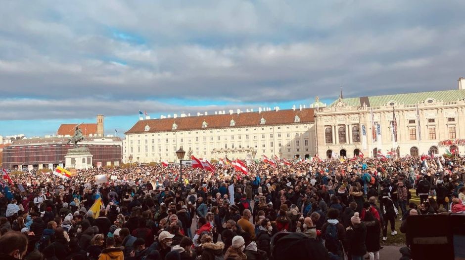 Több tízezren tüntettek Bécsben az új osztrák járványintézkedések ellen