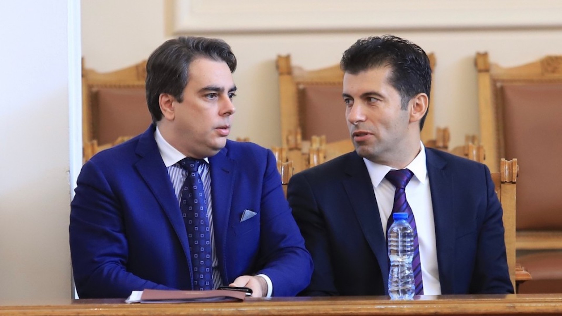 Aszen Vaszilev (balra) és Kiril Petkov (jobbra), a Harvardon tanult két bolgár politikus, akik a Folytatjuk a Változást! nevű pártjukkal megnyerték az idei harmadik parlamenti választást.