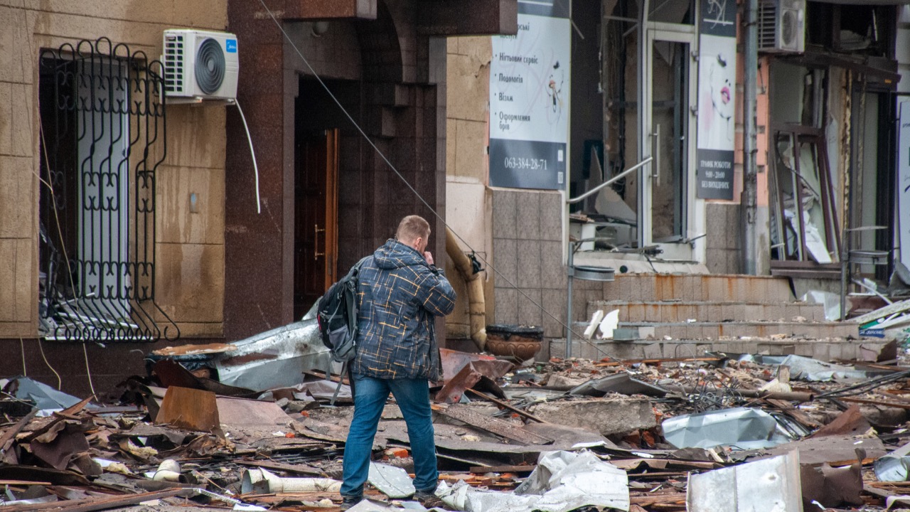 Harkiv egyik utcája egy több óráig tartó tüzérségi támadás után március 3-án.