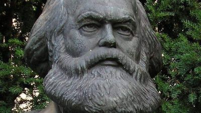 Az AfD egyik politikusa letakarta Berlinben Marx szobrát