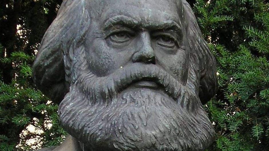 Az AfD egyik politikusa letakarta Berlinben Marx szobrát