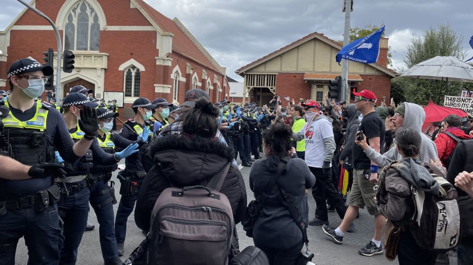 Több száz embert előállítottak az erőszakos ausztrál lezárásellenes tüntetések után Melbourne-ben és Sidney-ben