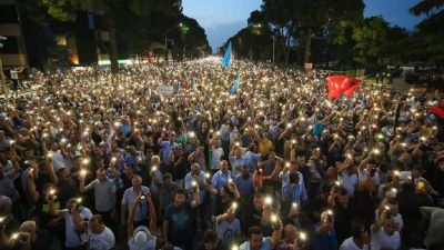 Akkora tüntetések vannak Albániában, hogy az elnök eltörölte a választásokat